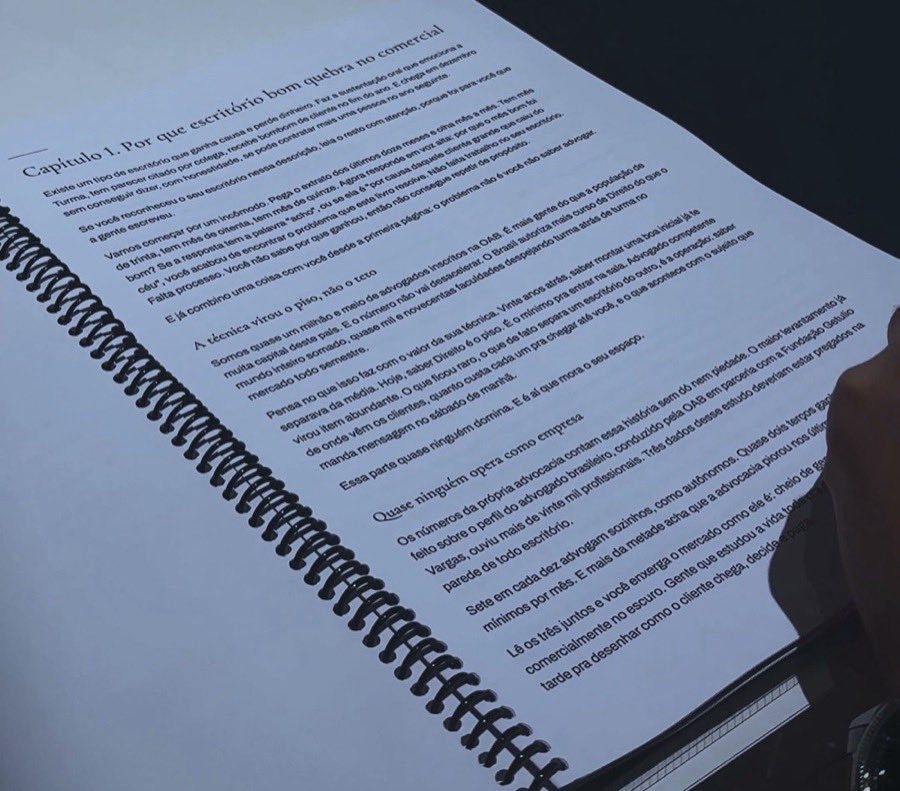 O Playbook Comercial da Advocacia impresso, aberto no capítulo 1